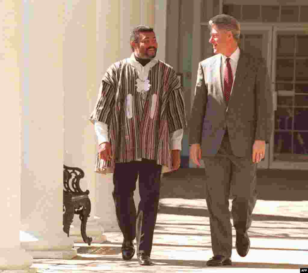 Rais Bill Clinton akitembea pamoja na Rais Jerry Rawlings wa Ghana kwenye bustani ya White House