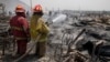 Los bomberos trabajan para controlar un incendio que destruyó cientos de viviendas en la barriada de Cantagallo, en Lima, Perú, el viernes 4 de noviembre de 2016.