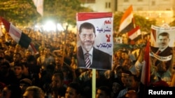 Anggota Ikhwanul Muslimin dan para pendukung Presiden terguling Mesir Mohamed Morsi meneriakkan slogan dan mengangkat poster dalam pawai menuju lapangan Rabaa al-Adawiya Square tempat mereka mendirikan kemah sebagai bagian dari aksi protes di Kairo (2/8).