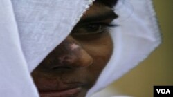  پوليس وائي چې يو تن ددوؤ جينکو په مخونو په سيرينج سره دغه تيزاب شيندلي دي.