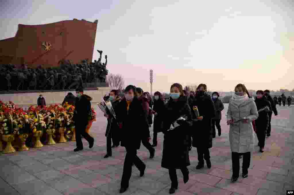 북한 평양 시민들이 김정일 국방위원장의 79회 생일을 맞아 만수대를 찾았다.