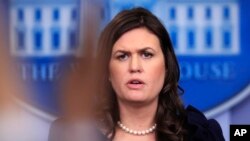 La portavoz de la Casa Blanca, Sarah Huckabee Sanders, dijo que al parecer los demócratas se dieron cuenta que su postura era "francamente indefendible".