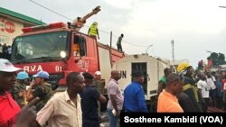 Motuka ya bobomi moto ya RVA na esika moto monene mpoelaki na dépôt ya carburant na Kananga, Kasai central. (VOA/Sosthene Kambidi)