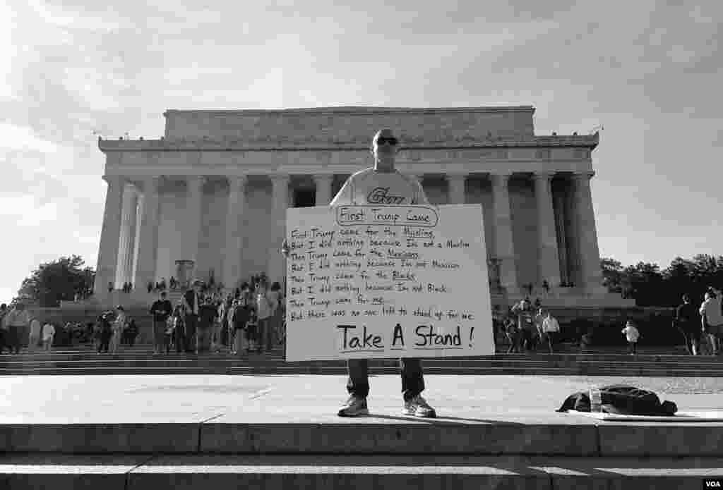 A man stands in front of Lincoln Memorial in Washington, D.C., with a message against President Trump on Presidents&#39; Day. (Sama Dizayee/VOA Kurdish)