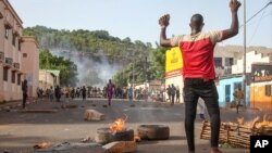 Des manifestants réclament la démission du président Ibrahim Boubacar Keita à Bamako, au Mali le 19 juin 2020.