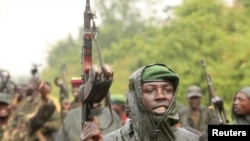 Combattants du M23 célébrant une victoire à Rumangabo, au nord de Goma, le 28 juillet 2012