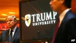 Donald Trump (kiri) pada sebuah acara di Universitas Trump di New York yang kini sudah tutup. (Foto: dok). 