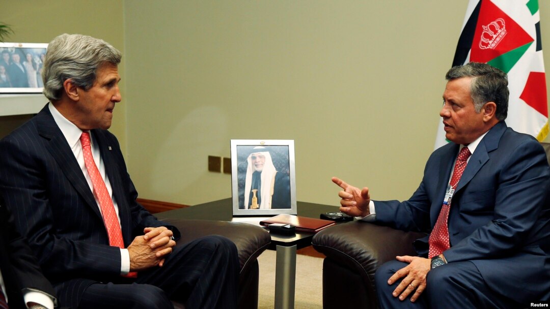 AQSh davlat kotibi Jon Kerri Iordaniya qiroli Abdulla bilan muloqotda, O'lik dengiz yonida, Irodaniya, 26-may, 2013-yil