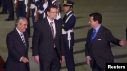 El presidente del gobierno español, Mariano Rajoy, centro, llega a Santiago de Chile para asistir a la cumbre del Celac y la Unión Europea.