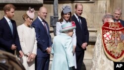 Miembros de la familia real británica observan la llegada de la reina Isabel II para asistir a un servicio religioso en la capilla de San Jorge, en el castillo de Windsor, Inglaterra, el domingo 21 de abril de 2019. (AP Foto/Kirsty Wigglesworth, pool)