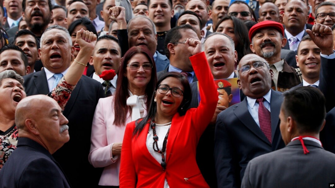 Presiden Majelis Konstituante Venezuela, Delcy Rodriguez (tengah), memimpin Majelis Konstituante yang baru dilantik di Caracas, Venezuela (4/8).