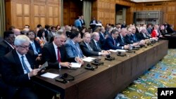 Pejabat delegasi Palestina menghadiri putusan tidak mengikat tentang konsekuensi hukum pendudukan Israel di Tepi Barat dan Yerusalem Timur di Mahkamah Internasional (ICJ) di Den Haag pada 19 Juli 2024. (Foto: AFP)