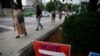 Personas esperan en fila para votar en la elección primaria en Park Tavern, Atlanta, Georgia, el martes 9 de junio de 2020.