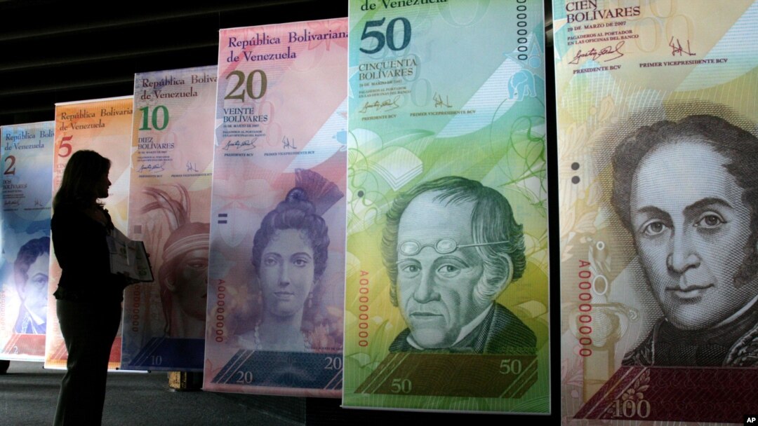 Papan-papan bergambarkan mata uang Venezuela, bolivar, di Karakas. (Foto: Dok)
