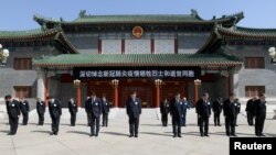 习近平带领中共领导人在北京中南海园内为新冠死难者举行默哀(2020年4月4日)