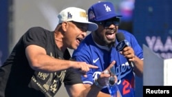 El rapero Ice Cube canta durante la celebración de los Dodgers junto al manager Dave Roberts, el 1 de noviembre de 2024.