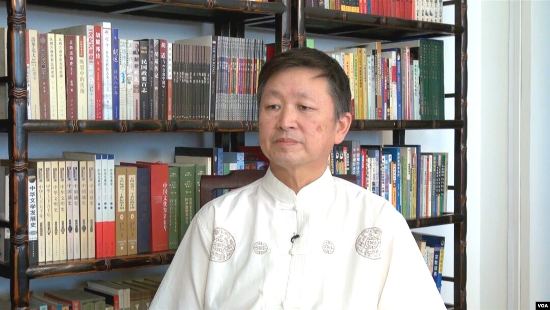 知名中国近现代史学者章立凡 分析庭审遗漏重大犯罪事实 （美国之音东方拍摄）