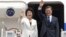 韩国总统文在寅和他的夫人金正淑在首尔军事机场挥手道别(2017年6月28日)