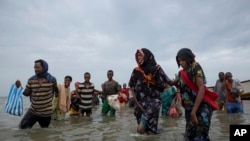 Des migrants éthiopiens débarquent d'un bateau sur les côtes de Ras al-Ara, à Lahj, au Yémen, déterminés à rejoindre l'Arabie saoudite, le 26 juillet 2019.