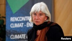 L'ambassadrice française Laurence Tubiana lors d'une conférence au siège social EDF à Paris, France, le 15 mars 2016.