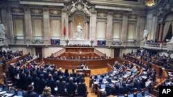 Portuguese members of the main opposition center-right Social Democratic Party (Foreground L) stand up to abstain during the final vote of the Portuguese government's 2011 state budget proposal, 26 Nov 2010 in Lisbon