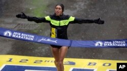 Desiree Linden, de Michigan, ganó la división mujeres de la edición 122 del Maratón de Boston, el lunes, 16 de abril, de 2018.