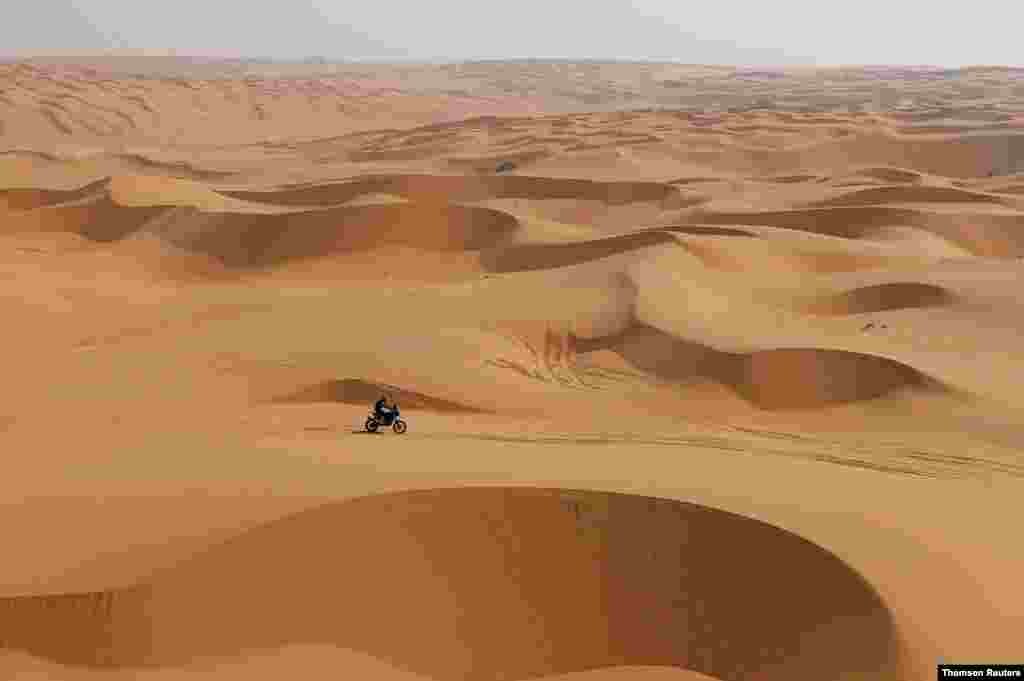 사우디 다카에서 열린 장거리 오프 로드 레이싱 대회인 다카 랠리(Dakar Rally)에 참석한 오토바이 선수가 사막을 달리고 있다. 