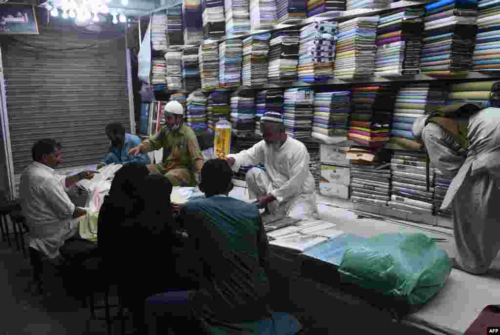 کراچی میں ریڈی میڈ گارمنٹس کے ساتھ ساتھ بغیر سلے مردانہ کپڑوں کی فروخت شروع ہے۔ مرد عید پر زیادہ تر شلوار قمیض زیب تن کرتے ہیں۔