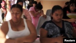 Des femmes enceintes attendent d'être assistées à l'Hôpital national des femmes à San Salvador, El Salvador, 29 janvier 2016.