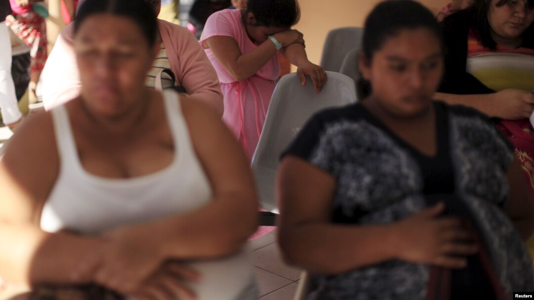 Para perempuan yang sedang hamil menunggu pemeriksaan di kota San Salvador, El Salvador (29/1). 