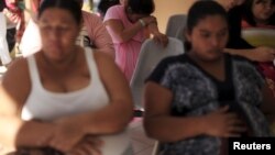 Para perempuan yang sedang hamil menunggu pemeriksaan di kota San Salvador, El Salvador (29/1). 