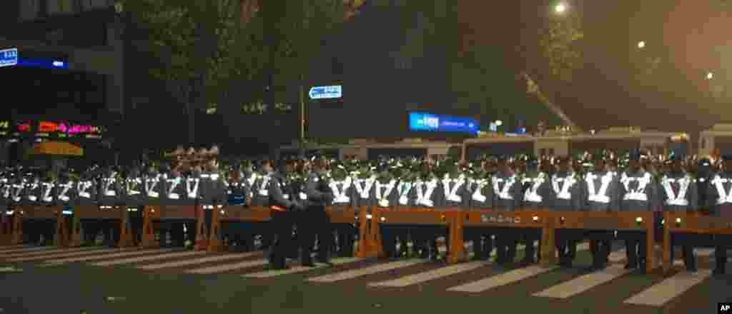 Police line an avenue in downtown Seoul to block protesters.