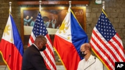 로이드 오스틴 미국 국방장관과 델핀 로렌지나 필리핀 국방장관이 30일 마닐라에서 공동 기자회견을 열었다. 