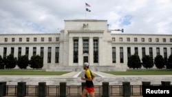 FOTO DE ARCHIVO: Un corredor pasa frente al edificio de la Reserva Federal en Washington, DC, EE. UU., 22 de agosto de 2018. REUTERS/Chris Wattie/File Photo