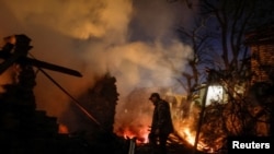 Киев. Пожар, возникший в результате попадания российского беспилотника. 