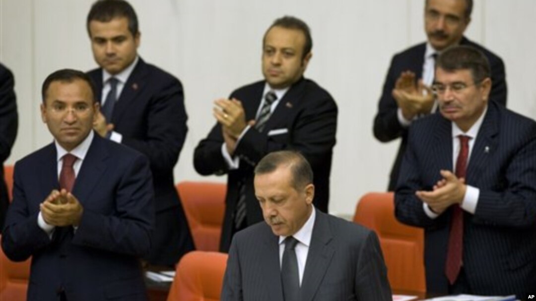 Para menteri memberikan tepuk tangan dalam sebuah sidang kabinet yang dipimpin Perdana Menteri Tayyib Erdogan (Foto: dok). Kabinet Turki sedang menggelar sidang terkait pesawat temur yang ditembak jatuh di Suriah. 