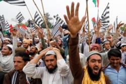 Supporters of religious and political party Jamiat Ulema-i-Islam-Fazal (JUI-F) chant slogans during what participants call Azadi March (Freedom March) to protest the government of Prime Minister Imran Khan in Islamabad, Nov. 1, 2019.