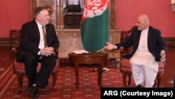 El secretario de Estado de EE.UU., Mike Pompeo, se reunió con el presidente afgano, Ashraf Ghani, en Kabul el lunes, 23 de marzo de 2020.