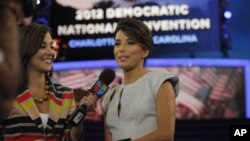 Aktris Eva Longoria sedang diwawancara sebelum berpidato di Konvensi Nasional Partai Demokrat. (Foto: AP)