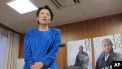 日本绑架问题担当大臣山谷惠里子在东京办公室对记者谈话。（2014年9月17日）