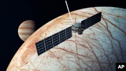 Апарат Europa Clipper над поверхнею супутника Юпітера, ілюстрація NASA/JPL-Caltech via AP)