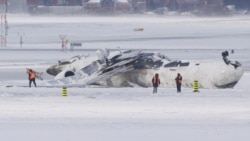 Badan pesawat CRJ900 yang dioperasikan oleh Delta Air Lines tergeletak di landasan menyusul kecelakaan di Bandara Internasional Pearson Toronto, di Mississauga, Ontario, Kanada, Selasa, 18 Februari 2025. (Foto: Cole Burston/Reuters)