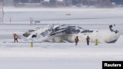 Badan pesawat CRJ900 yang dioperasikan oleh Delta Air Lines tergeletak di landasan menyusul kecelakaan di Bandara Internasional Pearson Toronto, di Mississauga, Ontario, Kanada, Selasa, 18 Februari 2025. (Foto: Cole Burston/Reuters)