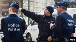 Police belge effectuant une perquisition à Etterbeek, Bruxelles, Belgique, 09 avril 2016. epa/ STEPHANIE LECOCQ