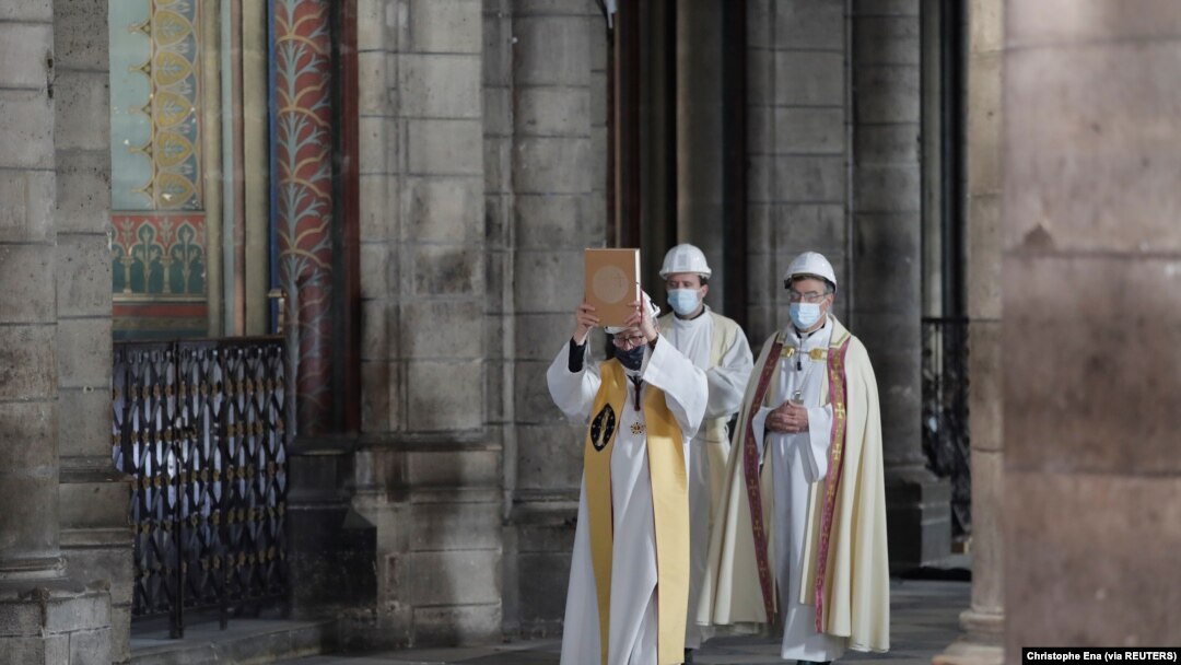Rektor Katedral Notre-Dame Patrick Chauvet memimpin prosesi sebagai bagian dari prosesi upacara Kamis Putih di Katedral Notre-Dame, yang terbakar pada tahun 2019, di Paris, Perancis 1 April 2021. (Foto: Christophe Ena via REUTERS)