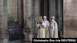 Rektor Katedral Notre-Dame Patrick Chauvet memimpin prosesi sebagai bagian dari prosesi upacara Kamis Putih di Katedral Notre-Dame, yang terbakar pada tahun 2019, di Paris, Perancis 1 April 2021. (Foto: Christophe Ena via REUTERS)