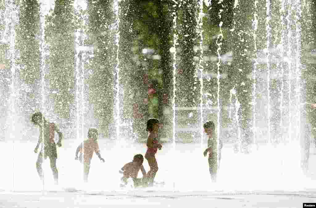 گرمی سے بچاؤ کے لیے سوئٹزرلینڈ میں بچوں کو فواروں کا ٹھنڈا پانی میسر ہے۔