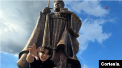 ARCHIVO - Josué Benjamín Figueroa, el venezolano que busca un Récord Guinness con su obra de 6 metros inspirada en el santo patrono de la ciudad venezolana de Guacara, San Agustín de Hipona. 