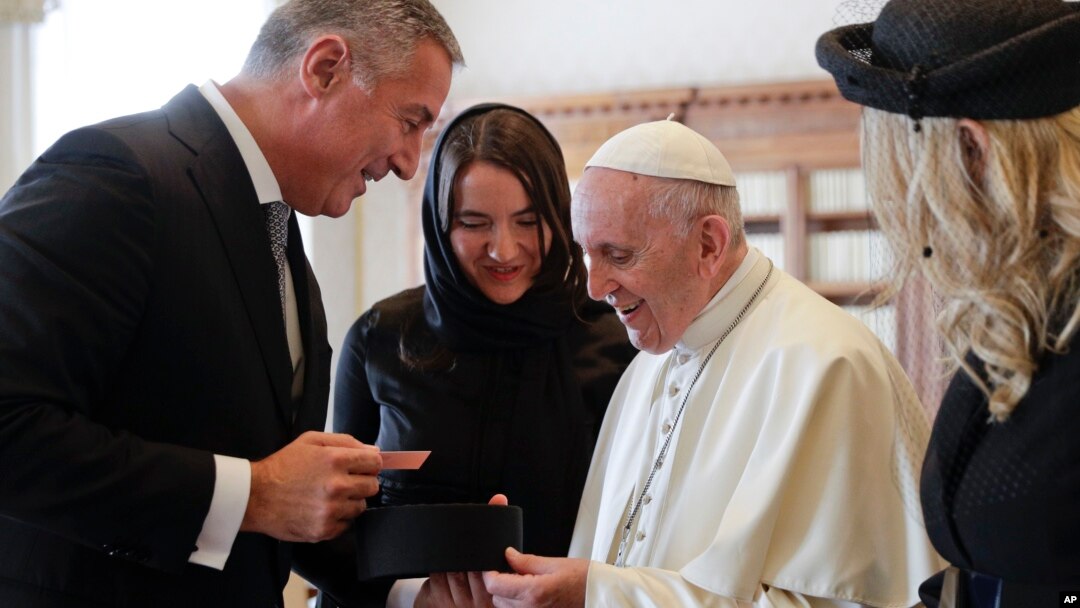 Predsednik Crne Gore Milo Đukanović uručuje poklon Papi Franji tokom susreta u Vatikanu, 8. oktobar 2018.