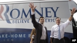 ທ່ານ Mitt Romney ຜູ້ສະມັກເລືອກຕັ້ງປະທານາທິບໍດີຂອງພັກຣີພັບບລິກັນ (ຂວາ) ແລະ ທ່ານ Paul Ryan, ຜູ້ສະໝັກເລືອກຕັ້ງເປັນຮອງປະທານາທິບໍດີ ແລະເປັນຜູ້ແທນຈາກລັດວິສຄອນຊິນ ພ້ອມທັງນາງ Liza ລູກສາວຂອງທ່ານ Ryan ເຈົ້າໂບກມືໃສ່ຝູງຊົນຢູ່ເມືອງ Nortfolk, ລັດ Virginia ໃນວັນທີ 11 ສິ
